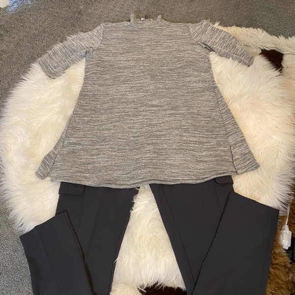 Lisa Rinna Connection, turtle neck, short sleeve tunic. Size XS - Picture 4 of 7